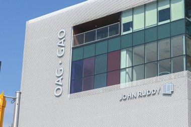 Ottawa, ON, Kanada - 3 Ekim 2025: Ottawa Sanat Galerisi (OAG.GAO) modern ağ cephesi ve pencere tasarımını açık mavi gökyüzüne karşı sergilemektedir..