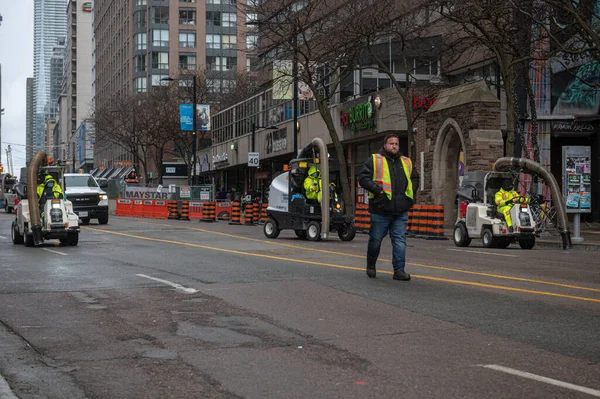 Toronto, ON, Kanada - 12 Ekim 2025: Bir şehir sokak temizleme makinesi, kentsel alanda bir belediye temizlik hizmeti sunuyor.