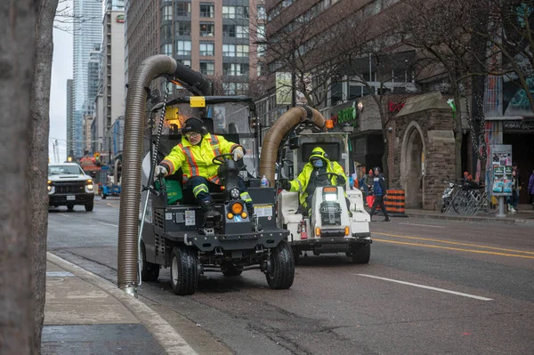 Toronto, ON, Kanada - 12 Ekim 2025: Bir şehir sokak temizleme makinesi, kentsel alanda bir belediye temizlik hizmeti sunuyor.