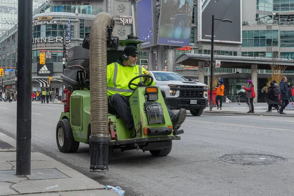 Toronto, ON, Kanada - 12 Ekim 2025: Bir şehir sokak temizleme makinesi, kentsel alanda bir belediye temizlik hizmeti sunuyor.