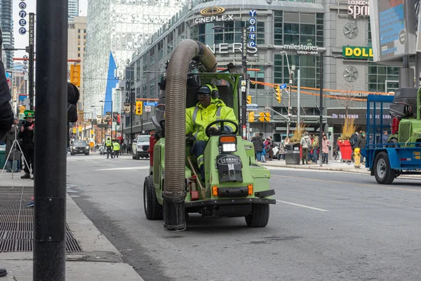 Toronto, ON, Kanada - 12 Ekim 2025: Bir şehir sokak temizleme makinesi, kentsel alanda bir belediye temizlik hizmeti sunuyor.