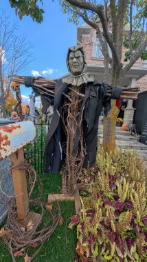 Toronto, ON, Kanada - 22 Ekim 2025: Bir ön bahçe büyük bir evin önünde ayrıntılı cadılar bayramı süslemeleri içerir.