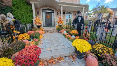 Toronto, ON, Kanada - 22 Ekim 2025: Bir ön bahçe büyük bir evin önünde ayrıntılı cadılar bayramı süslemeleri içerir.