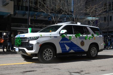 Toronto, ON, Kanada - 12 Ekim 2025: Tatil yoncalarıyla süslenmiş modern Toronto Sağlık Hizmetleri SUV, bir geçit töreninde şehir caddesinde araba sürüyor..
