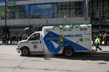 Toronto, ON, Kanada - 12 Ekim 2025: Tatil yoncalarıyla süslenmiş modern Toronto Sağlık Hizmetleri SUV, bir geçit töreninde şehir caddesinde araba sürüyor..