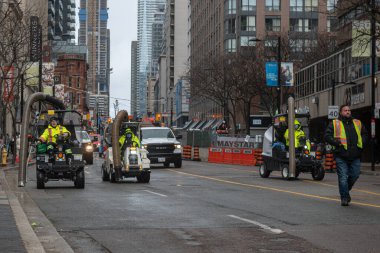 Toronto, ON, Kanada - 12 Ekim 2025: Bir şehir sokak temizleme makinesi, kentsel alanda bir belediye temizlik hizmeti sunuyor.
