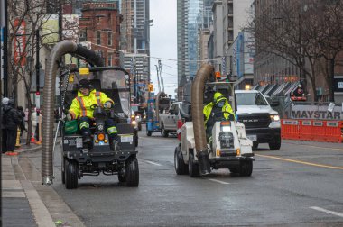 Toronto, ON, Kanada - 12 Ekim 2025: Bir şehir sokak temizleme makinesi, kentsel alanda bir belediye temizlik hizmeti sunuyor.