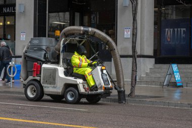 Toronto, ON, Kanada - 12 Ekim 2025: Bir şehir sokak temizleme makinesi, kentsel alanda bir belediye temizlik hizmeti sunuyor.