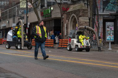 Toronto, ON, Kanada - 12 Ekim 2025: Bir şehir sokak temizleme makinesi, kentsel alanda bir belediye temizlik hizmeti sunuyor.