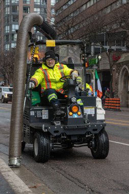 Toronto, ON, Kanada - 12 Ekim 2025: Bir şehir sokak temizleme makinesi, kentsel alanda bir belediye temizlik hizmeti sunuyor.