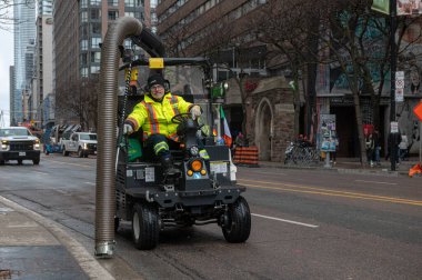 Toronto, ON, Kanada - 12 Ekim 2025: Bir şehir sokak temizleme makinesi, kentsel alanda bir belediye temizlik hizmeti sunuyor.