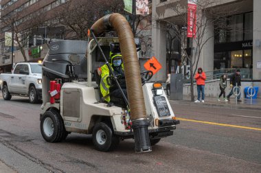 Toronto, ON, Kanada - 12 Ekim 2025: Bir şehir sokak temizleme makinesi, kentsel alanda bir belediye temizlik hizmeti sunuyor.