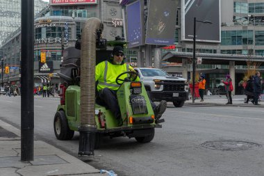 Toronto, ON, Kanada - 12 Ekim 2025: Bir şehir sokak temizleme makinesi, kentsel alanda bir belediye temizlik hizmeti sunuyor.
