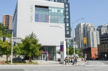 Ottawa, ON, Kanada - 3 Ekim 2025: Ottawa Sanat Galerisi (OAG.GAO) modern ağ cephesi ve pencere tasarımını açık mavi gökyüzüne karşı sergilemektedir..