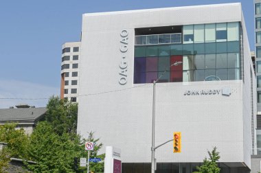 Ottawa, ON, Kanada - 3 Ekim 2025: Ottawa Sanat Galerisi (OAG.GAO) modern ağ cephesi ve pencere tasarımını açık mavi gökyüzüne karşı sergilemektedir..