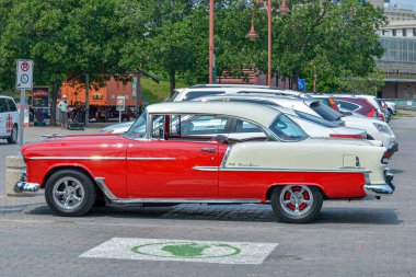 Winnipeg, MB, Kanada - 18 Ekim 2025: Asfaltlı bir otoparkta iki tonluk klasik bir kırmızı-beyaz araba duruyor.