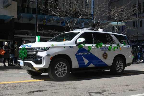Toronto, ON, Kanada - 12 Ekim 2025: Tatil yoncalarıyla süslenmiş modern Toronto Sağlık Hizmetleri SUV, bir geçit töreninde şehir caddesinde araba sürüyor..
