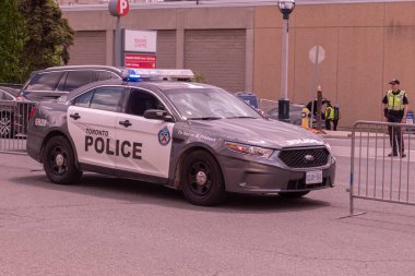 Toronto, ON, Kanada - 24 Ekim 2025 Gri Toronto Polis arabası bir şehir sokağının kenarında park halinde..