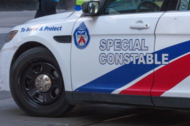 Toronto, ON, Kanada - 24 Ekim 2025: Yan logoyu ve beyaz bir özel polis aracında metni gösteriyor.
