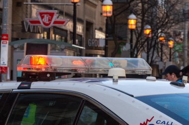 Toronto, ON, Kanada - 24 Ekim 2025 Bir polis arabasının tepesindeki kırmızı acil durum ışıkları.