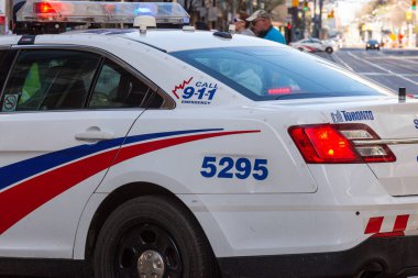 Toronto, ON, Kanada - 24 Ekim 2025: Yakın çekim bir polis aracının yanında '911 Acil Yardım Hattı' etiketini gösteriyor.