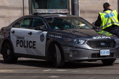Toronto, ON, Kanada - 24 Ekim 2025 Gri Toronto Polis arabası bir şehir sokağının kenarında park halinde..