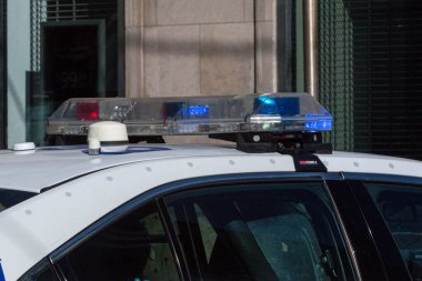 Toronto, ON, Kanada - 24 Ekim 2025 Bir polis arabasının tepesindeki kırmızı acil durum ışıkları.