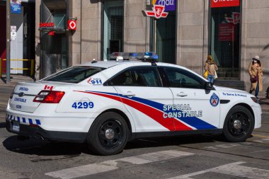 Toronto, ON, Kanada - 24 Ekim 2025: Yan logoyu ve beyaz bir özel polis aracında metni gösteriyor.