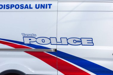 Toronto, ON, Kanada - 24 Ekim 2025: Yan logoyu ve beyaz bir özel polis aracında metni gösteriyor.