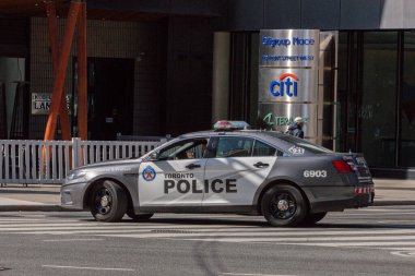 Toronto, ON, Kanada - 24 Ekim 2025: Gri ve beyaz Toronto Polis Kruvazörü bir şehir sokağının kenarına park edilmiştir..