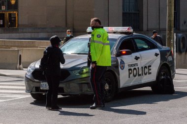 Toronto, ON, Kanada - 24 Ekim 2025 Gri Toronto Polis arabası bir şehir sokağının kenarında park halinde..