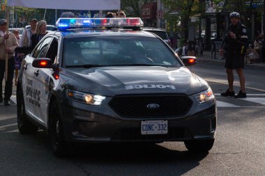 Toronto, ON, Kanada - 24 Ekim 2025 Gri Toronto Polis arabası bir şehir sokağının kenarında park halinde..