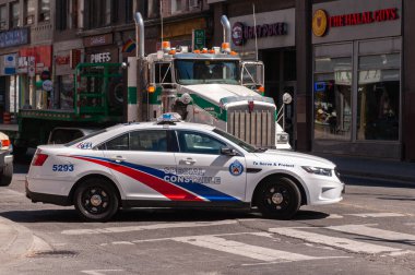 Toronto, ON, Kanada - 24 Ekim 2025: Yan logoyu ve beyaz bir özel polis aracında metni gösteriyor.