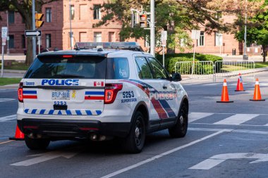 Toronto, ON, Kanada - 24 Ekim 2025: Yan logoyu ve beyaz bir özel polis aracında metni gösteriyor.