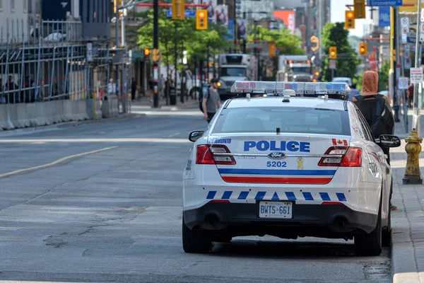 Toronto, ON, Kanada - 24 Ekim 2025: Şehir merkezindeki bir caddenin kenarına beyaz bir park aracı park edilmiştir..