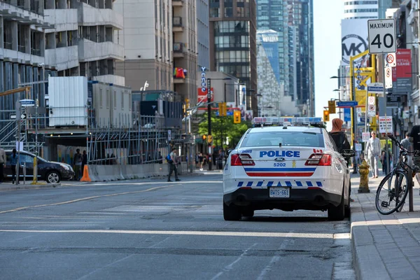 Toronto, ON, Kanada - 24 Ekim 2025: Şehir merkezindeki bir caddenin kenarına beyaz bir park aracı park edilmiştir..