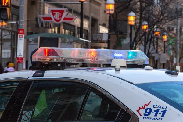 Toronto, ON, Kanada - 24 Ekim 2025 Bir polis arabasının tepesindeki kırmızı acil durum ışıkları.