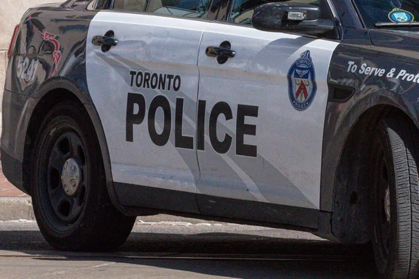 Toronto, ON, Kanada - 24 Ekim 2025 Gri Toronto Polis arabası bir şehir sokağının kenarında park halinde..
