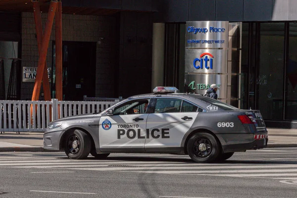 Toronto, ON, Kanada - 24 Ekim 2025: Gri ve beyaz Toronto Polis Kruvazörü bir şehir sokağının kenarına park edilmiştir..