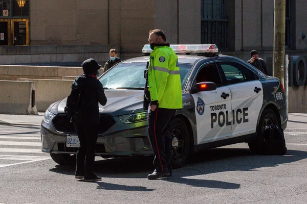 Toronto, ON, Kanada - 24 Ekim 2025 Gri Toronto Polis arabası bir şehir sokağının kenarında park halinde..