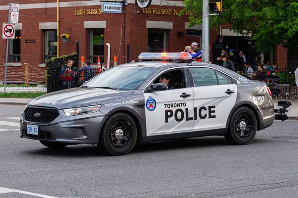 Toronto, ON, Kanada - 24 Ekim 2025: Gri ve beyaz Toronto Polis Kruvazörü bir şehir sokağının kenarına park edilmiştir..