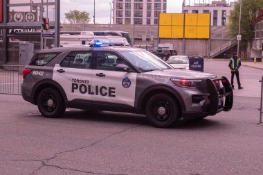 Toronto, ON, Kanada - 24 Ekim 2025 Gri Toronto Polis arabası bir şehir sokağının kenarında park halinde..
