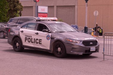 Toronto, ON, Kanada - 24 Ekim 2025 Gri Toronto Polis arabası bir şehir sokağının kenarında park halinde..