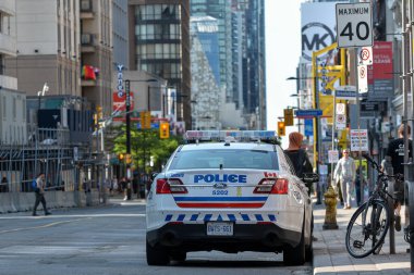 Toronto, ON, Kanada - 24 Ekim 2025: Şehir merkezindeki bir caddenin kenarına beyaz bir park aracı park edilmiştir..