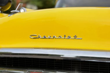 Toronto, ON, Kanada - 24 Ekim 2025: Yakın plan bir Chevrolet logosunun sarı renkli bir arabanın kaputunda olduğunu gösteriyor.