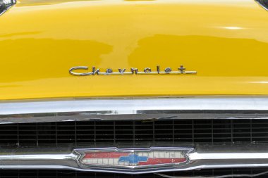 Toronto, ON, Kanada - 24 Ekim 2025: Yakın plan bir Chevrolet logosunun sarı renkli bir arabanın kaputunda olduğunu gösteriyor.
