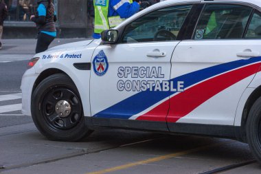 Toronto, ON, Kanada - 24 Ekim 2025: Yan logoyu ve beyaz bir özel polis aracında metni gösteriyor.