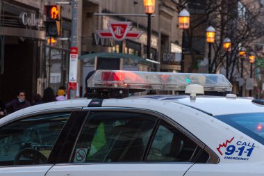 Toronto, ON, Kanada - 24 Ekim 2025 Bir polis arabasının tepesindeki kırmızı acil durum ışıkları.