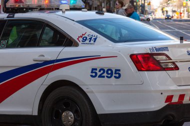 Toronto, ON, Kanada - 24 Ekim 2025: Yakın çekim bir polis aracının yanında '911 Acil Yardım Hattı' etiketini gösteriyor.