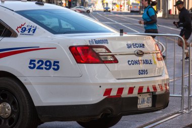 Toronto, ON, Kanada - 24 Ekim 2025: Yakın çekim bir polis aracının yanında '911 Acil Yardım Hattı' etiketini gösteriyor.